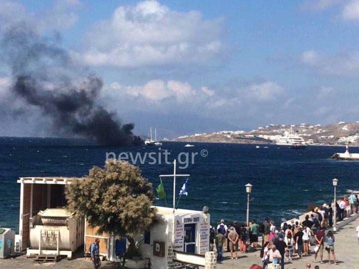Μύκονος: Στις φλόγες τουριστικό σκάφος – Κάποιοι από τους επιβαίνοντες έπεσαν στην θάλασσα [pics, vid]