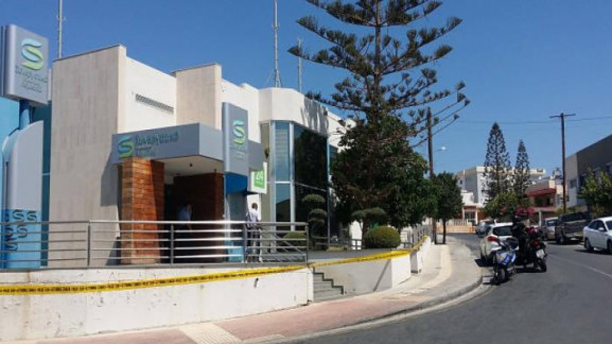 Θρασύτατοι ληστές «ξαναχτύπησαν» την ίδια τράπεζα μέσα σε ένα μήνα με την ίδια μέθοδο και τα ίδια όπλα! [vids]