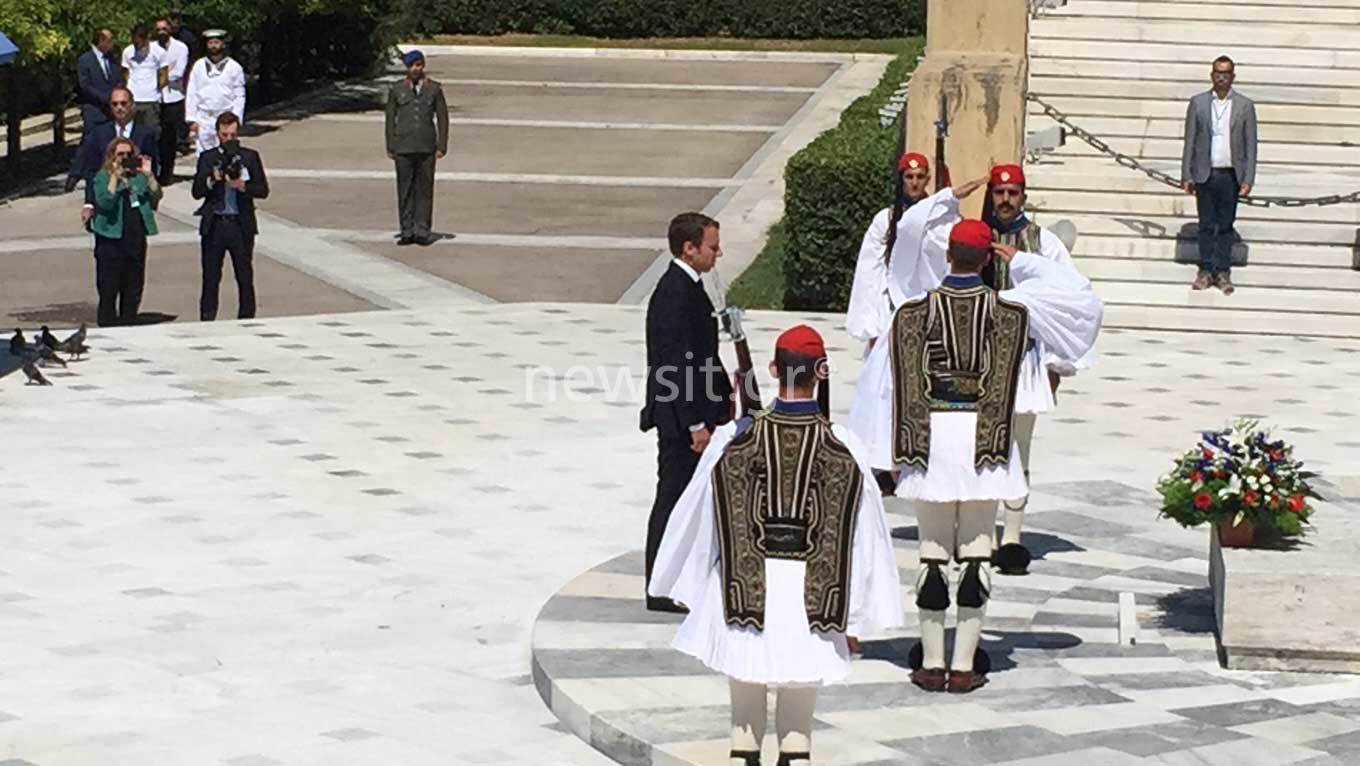 Μακρόν στην Αθήνα: Η στιγμή που κατέθεσε στεφάνι στο Μνημείο του Αγνώστου Στρατιώτη