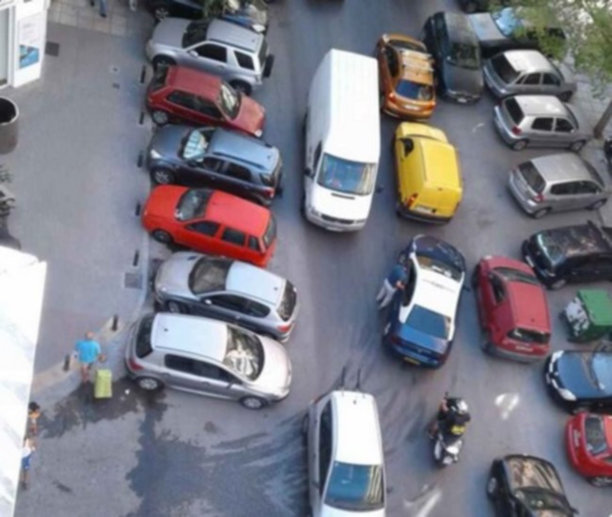 Θεσσαλονίκη: Εικόνες κυκλοφοριακής τρέλας – Οδηγοί παρκάρουν όπου τους καπνίσει και φεύγουν [pics, vid]