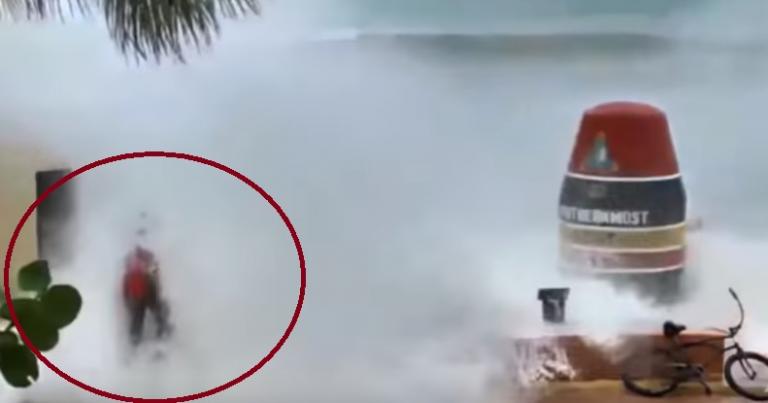 Κυκλώνας Ίρμα: Τα "αγριεμένα" κύματα «καταπίνουν» έναν άνδρα - Εικόνες που κόβουν την ανάσα