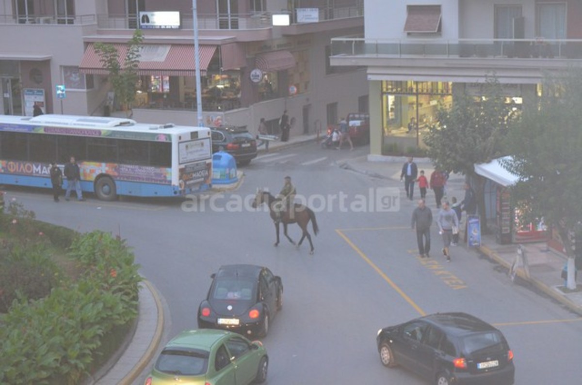 Ανέβηκε στο άλογο και έκανε βόλτες στο κέντρο της Τρίπολης [pics]