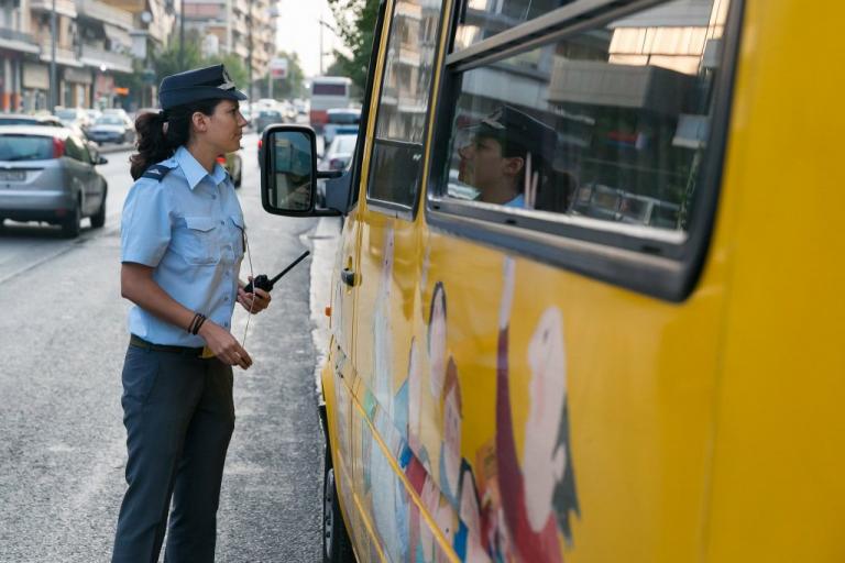 Άνοιξαν τα σχολεία με… πρόστιμα της τροχαίας σε λεωφορεία – Μοίρασε φυλλάδια για τη οδική ασφάλεια [pics, vid]