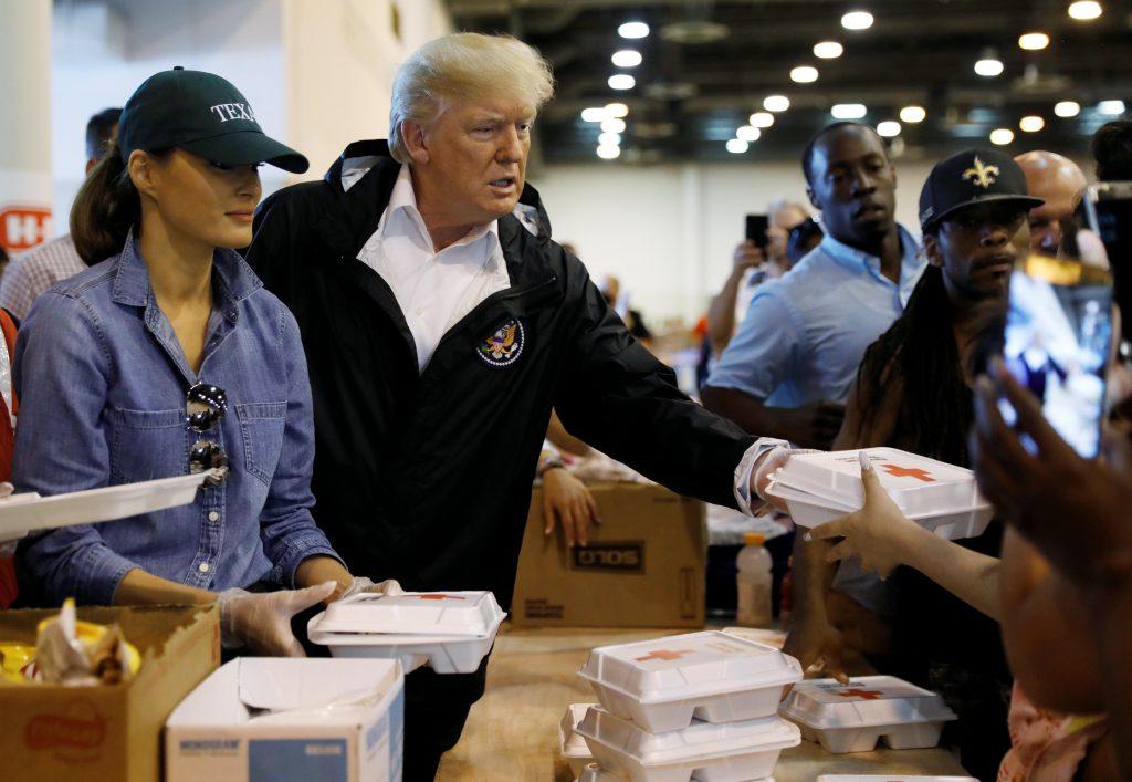 Στο Χιούστον ο Τραμπ – Μοίρασε γεύματα στους επιζώντες του φονικού τυφώνα [pics]