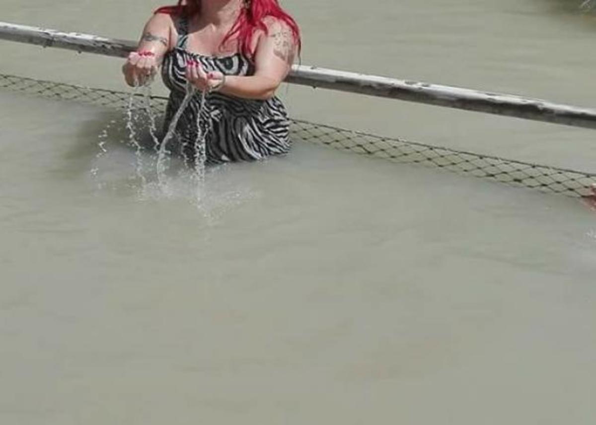 Ποια τραγουδίστρια πήγε στην Παλαιστίνη και “βαπτίστηκε” στον Ιορδάνη ποταμό; Φωτογραφία