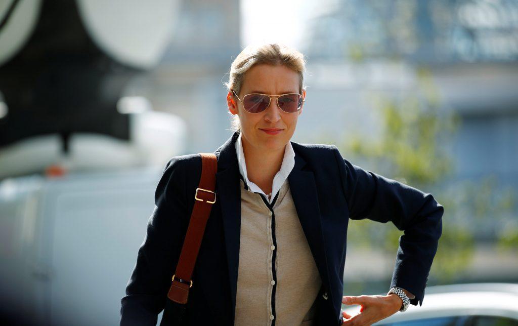 Alice Weidel: Νέα, ωραία, μορφωμένη και φιλοναζί η ηγέτης του AfD