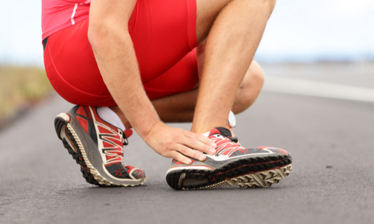 Στραμπούληγμα αστραγάλου: Πρώτες βοήθειες και σωστό δέσιμο με επίδεσμο [vids]