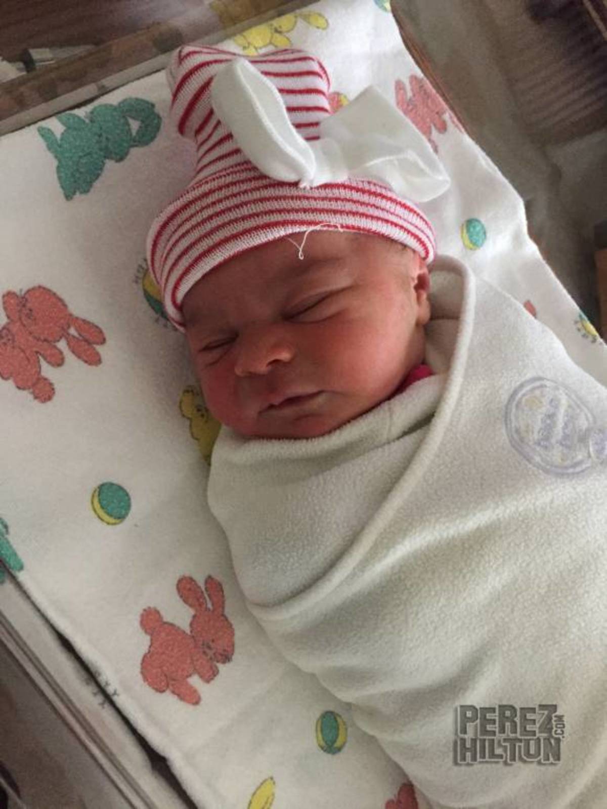 Oμοφυλόφιλος δημοσιογράφος έγινε για τρίτη φορά πατέρας με παρένθετη μητέρα! [pics]