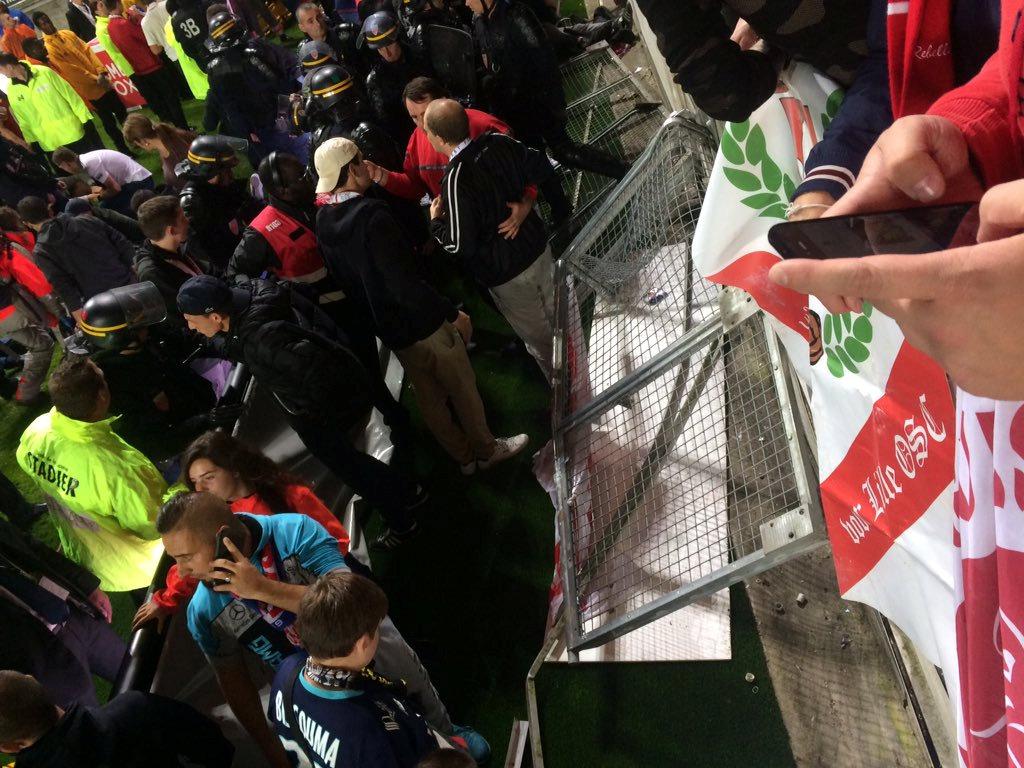 Κατέρρευσε κιγκλίδωμα στο «Stade Licorne»: Στους 29 οι τραυματίες! Πέντε σοβαρά [vid, pics]