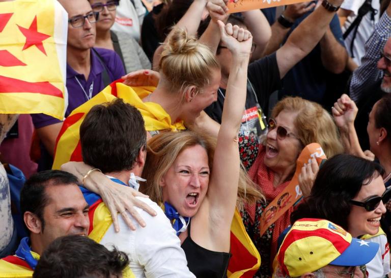 Το κοινοβούλιο της Καταλονίας κήρυξε την ανεξαρτησία της από την Ισπανία - Φόβοι για την αντίδραση του Ραχόι