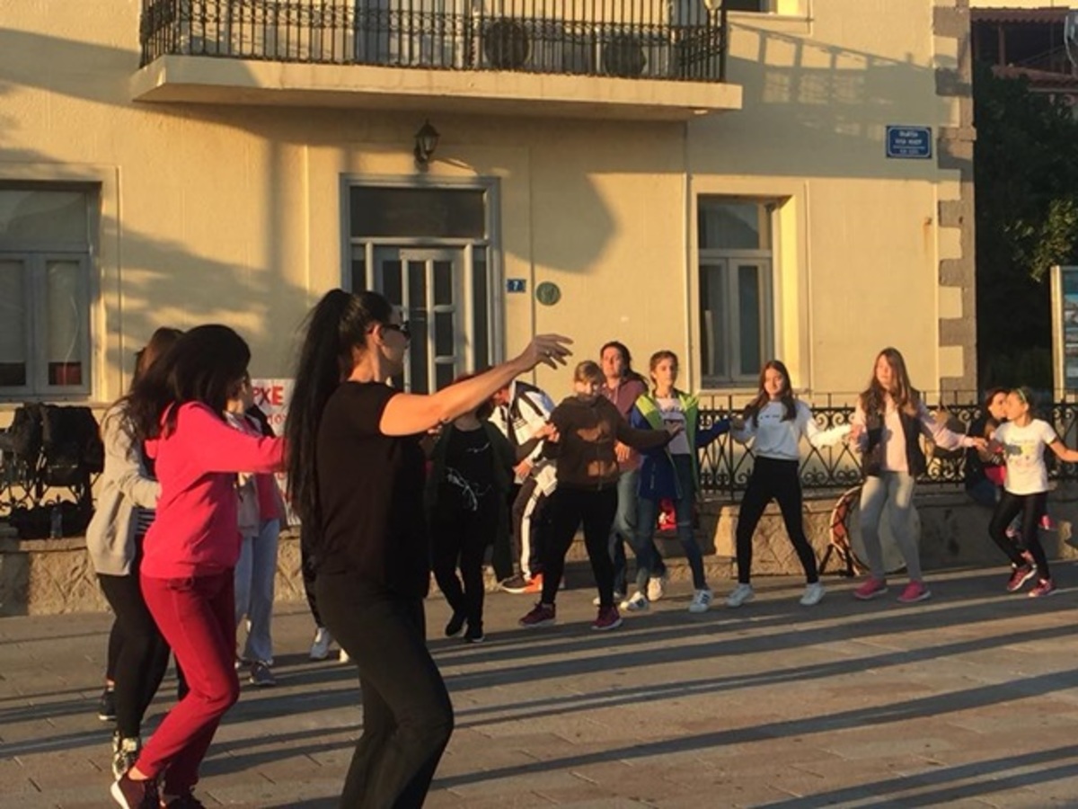 Λήμνος: Ο χορός στην είσοδο του δημαρχείου για να μην μείνουν “άστεγοι” [pics, vid]