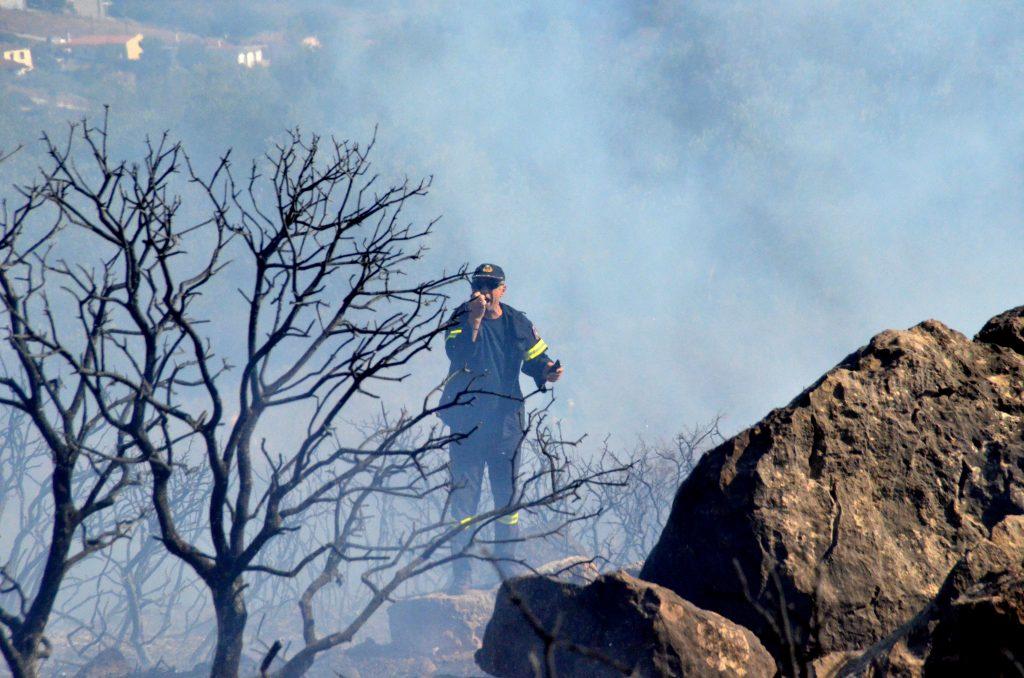 Ηλεία: Τραυματισμός εθελοντή στη φωτιά της Νεμούτας – Γλίστρησε και έπεσε σε φλεγόμενη χαράδρα [pic]