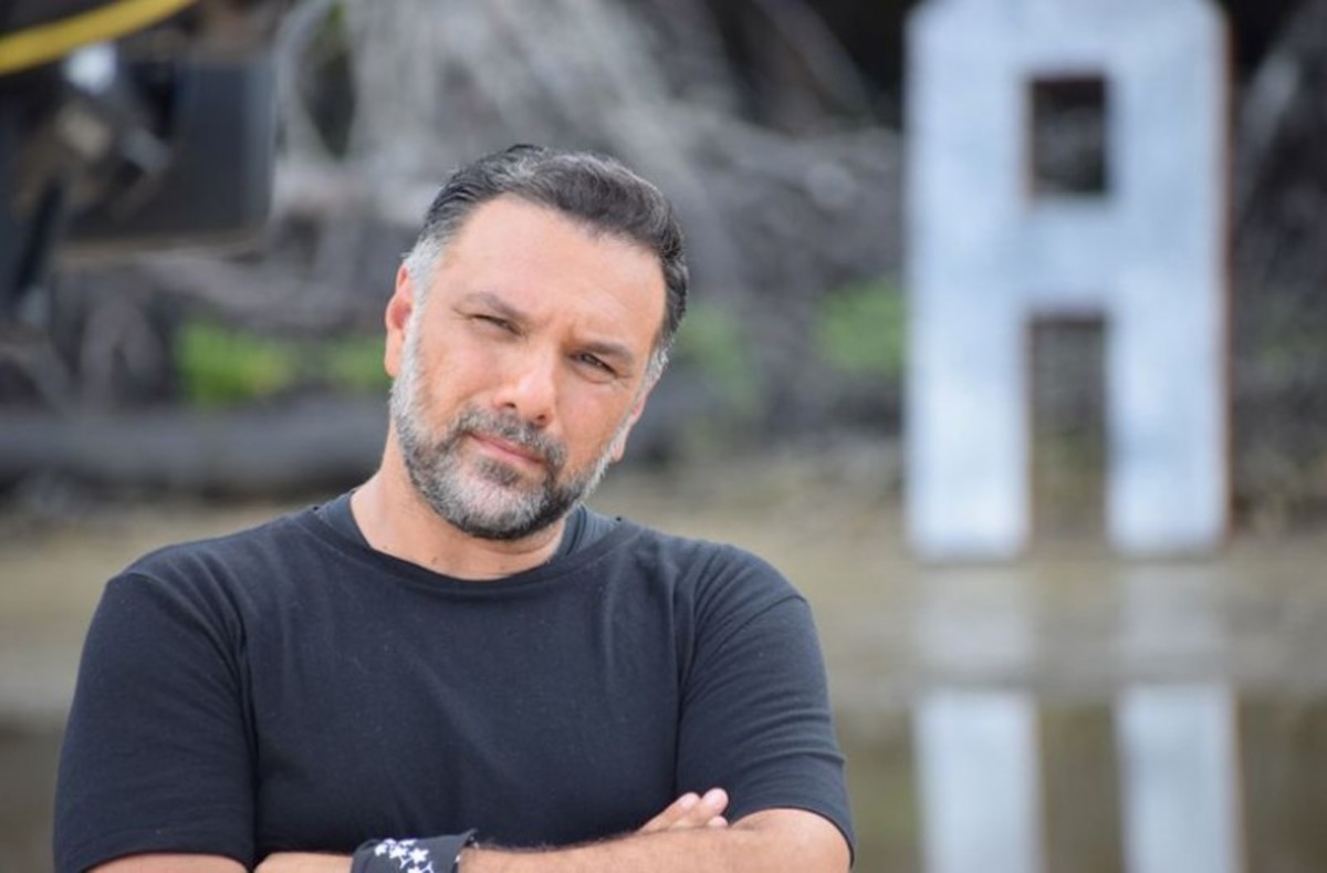 Nomads: Η ελληνική σημαία του Αρναούτογλου και ο κίνδυνος κοντά στο ξενοδοχείο που μένει! [pics]