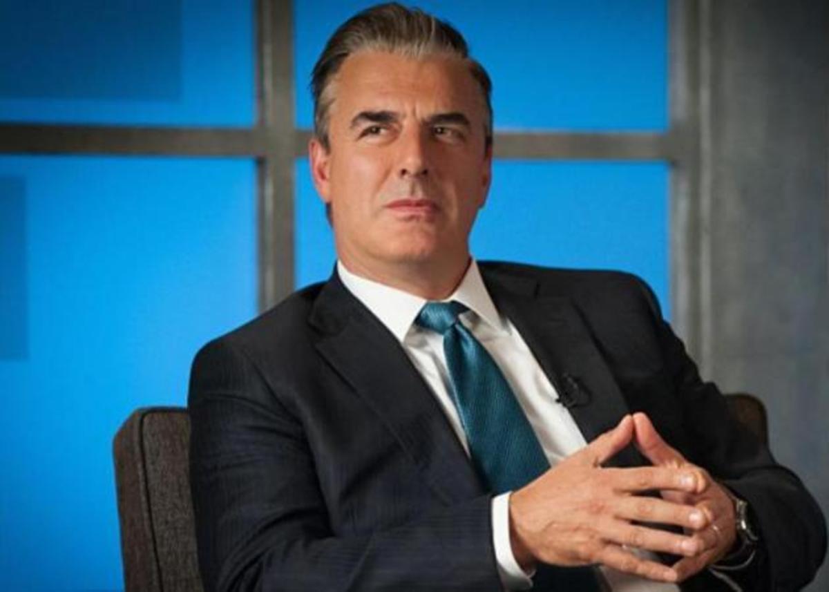 Αγνώριστος ο γοητευτικός Mr Big του Sex and the City, με μπαστούνι και παντόφλες! [pics]