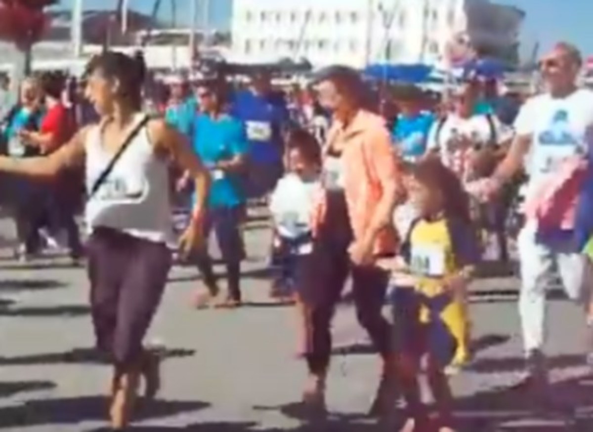 Βόλος: Μικροί και μεγάλοι έτρεξαν για τη “Φλόγα” – Μήνυμα από 2.500 Βολιώτες [pic, vid]