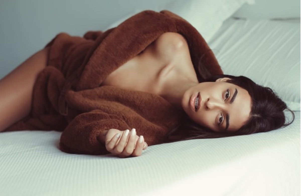 Ελένη Φουρέιρα: Οι σέξι πόζες στο κρεβάτι φορώντας μόνο μία γούνα [pics]