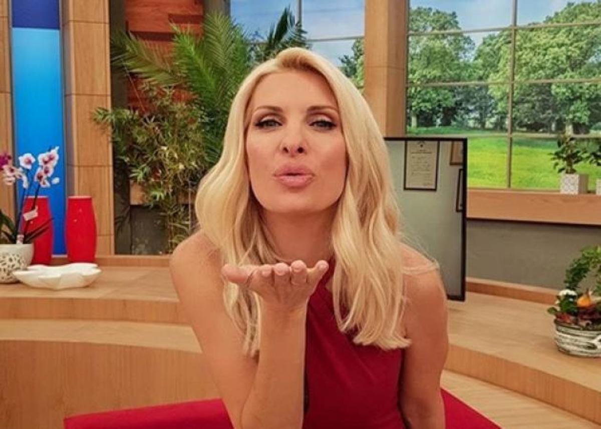 Τέρμα το “κρυφτό” για την Μενεγάκη! Ποζάρει με τις θαυμάστριές της στο πλοίο