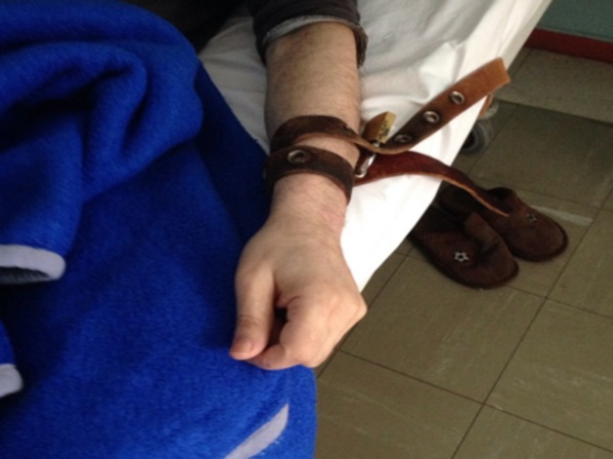 ΠΟΕΔΗΝ: Παγκόσμια Ημέρα Ψυχικής Υγείας με εικόνες ντροπής ασθενών δεμένων