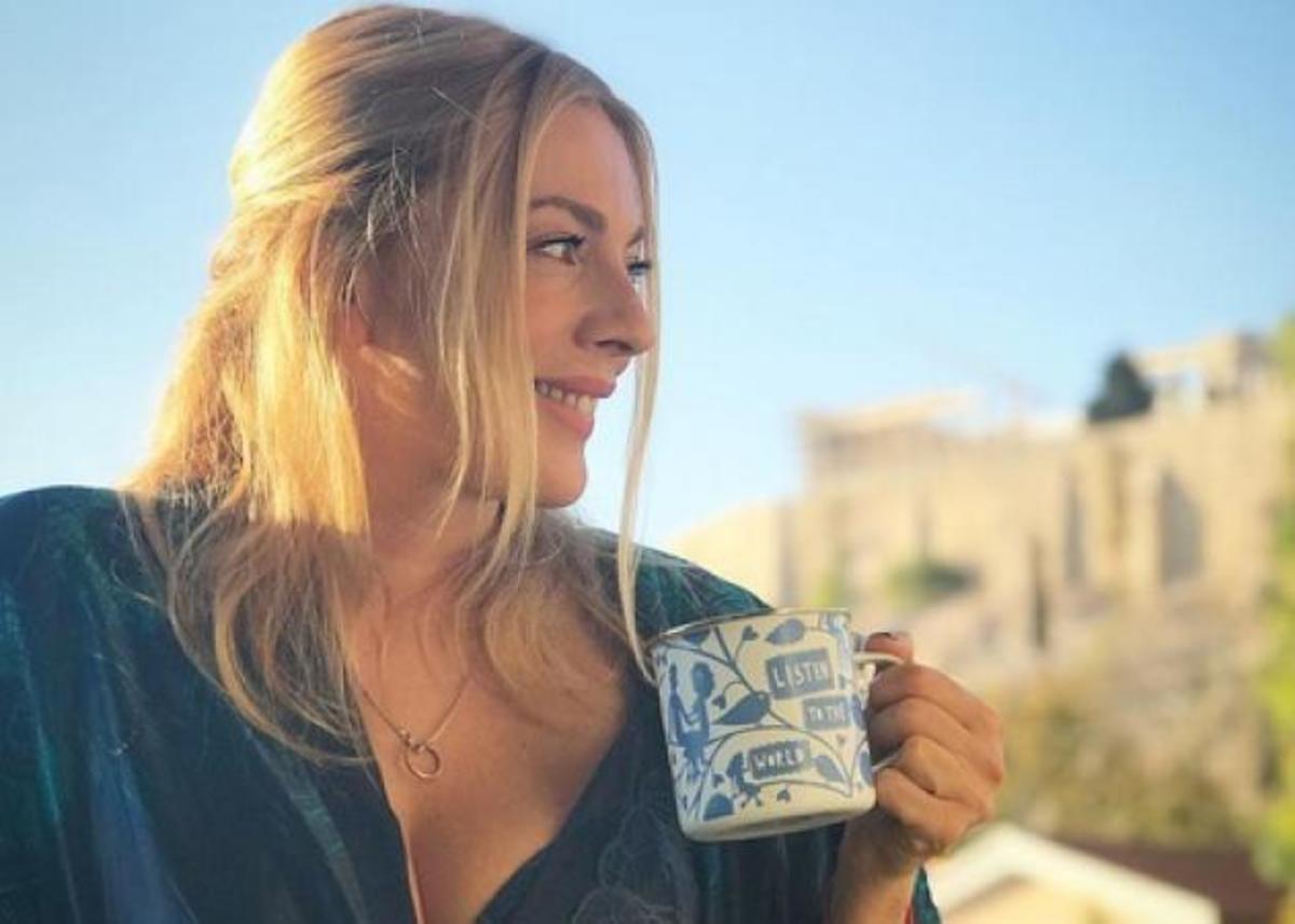 Σμαράγδα Καρύδη: Ποζάρει με εσώρουχα στα 48 της και κόβει ανάσες!