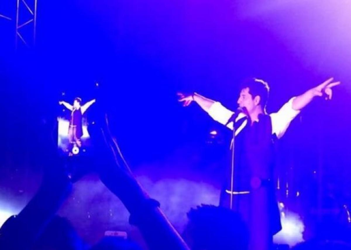 Αυτό μόνο ο Σάκης Ρουβάς μπορεί να το κάνει στα live του [vids]