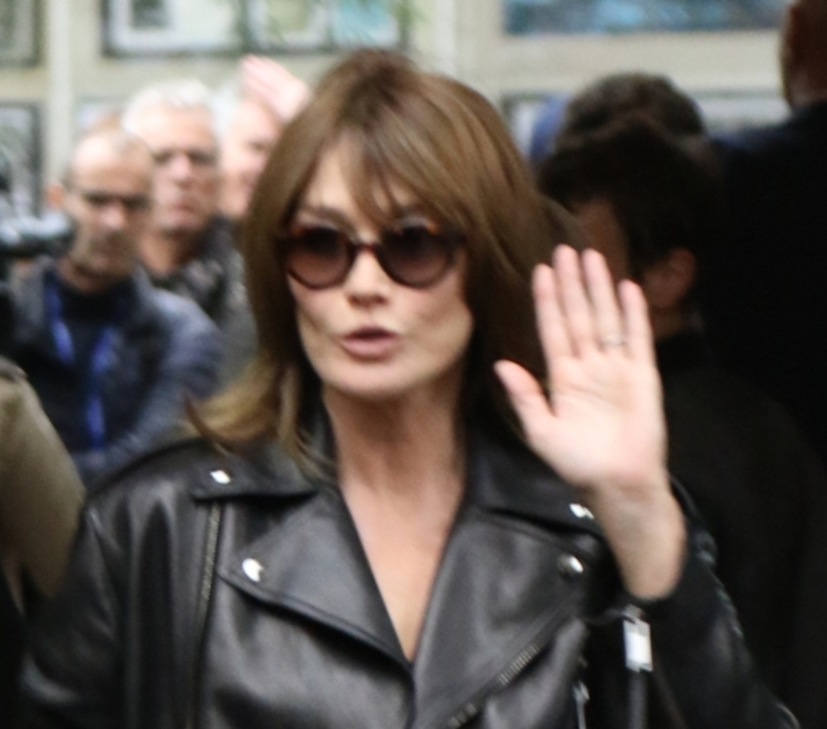 Carla Bruni – Marion Cotillard: Εντυπωσιακές εμφανίσεις στο ντεφιλέ του οίκου Valentino