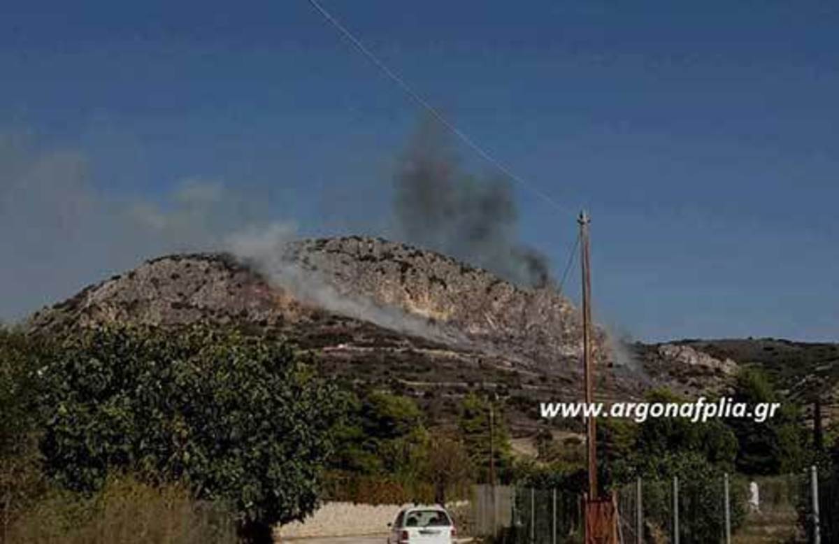 Επικίνδυνη φωτιά δίπλα σε σπίτια στο Ναύπλιο [pics]
