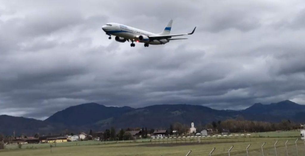 Τους πήρε και τους σήκωσε…