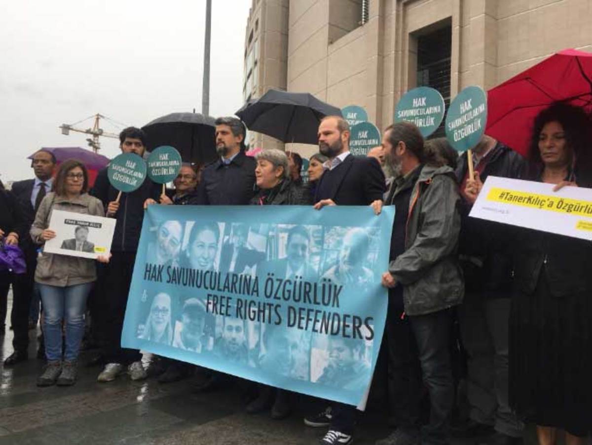 Συγκέντρωση έξω από το δικαστήριο