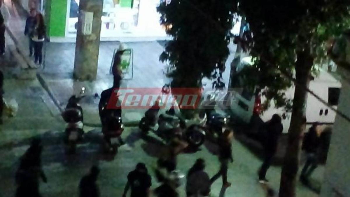 Τα σπάσανε αντιεξουσιαστές στην Πάτρα και πήραν στο κυνήγι αστυνομικούς [pics, vid]