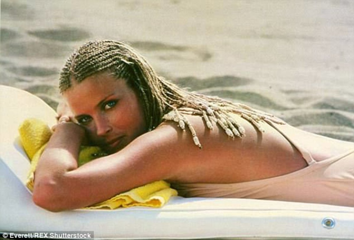 Bo Derek: Πήρε μέρος σε κολυμβητικό αγώνα στις Σπέτσες και είναι κούκλα στα 60 της, φορώντας το μαγιό της