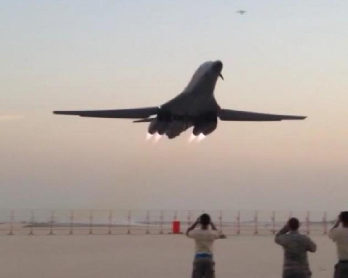 Ένα βομβαρδιστικό με άσεμνο παρατσούκλι σε μια εντυπωσιακή επίδειξη…ισχύος [vid]