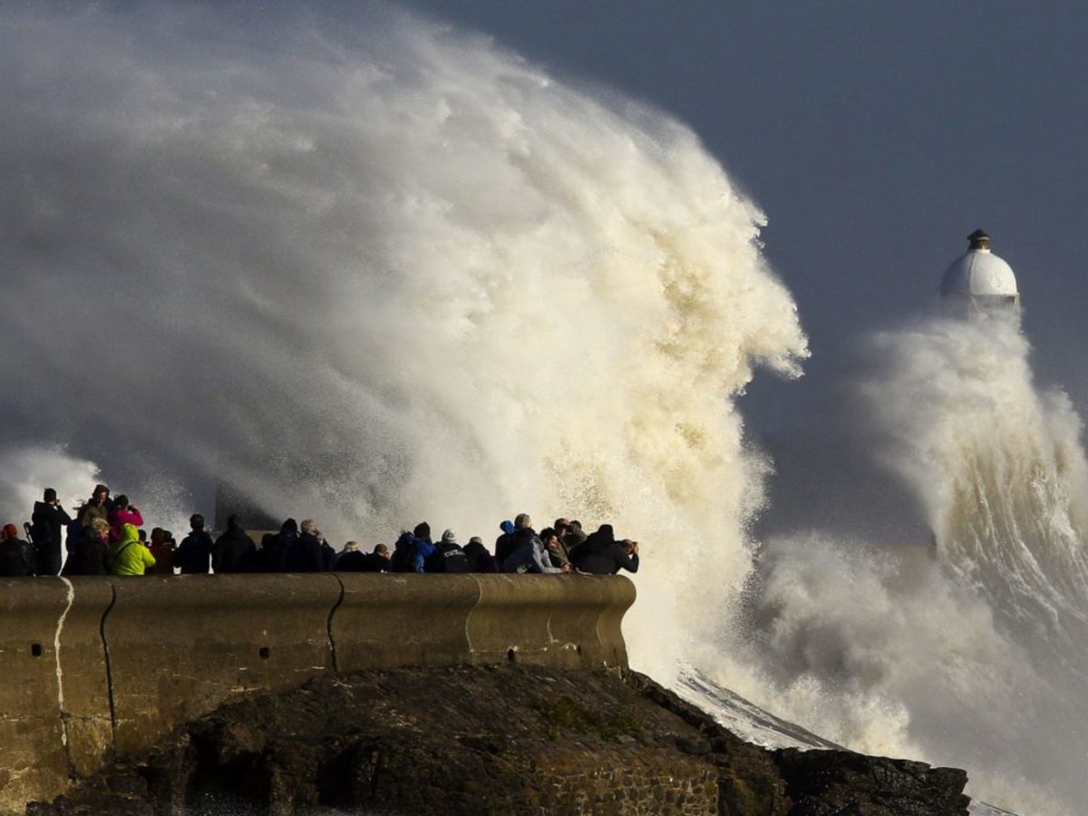 Ιρλανδία: “Σαρώνει” τις δυτικές ακτές η καταιγίδα Μπράιαν – Ζημιές σε κτίρια από τεράστια κύματα