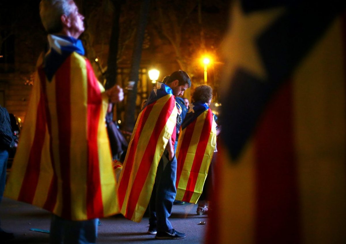 Διάλογο, χωρίς εμπλοκή άλλων πλευρών, για την επίλυση της κρίσης στην Καταλονία, ζητά το Παρίσι