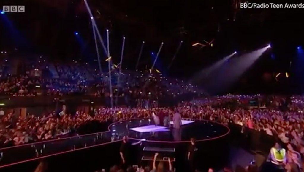 Άνοιξε η… σκηνή και την “κατάπιε”