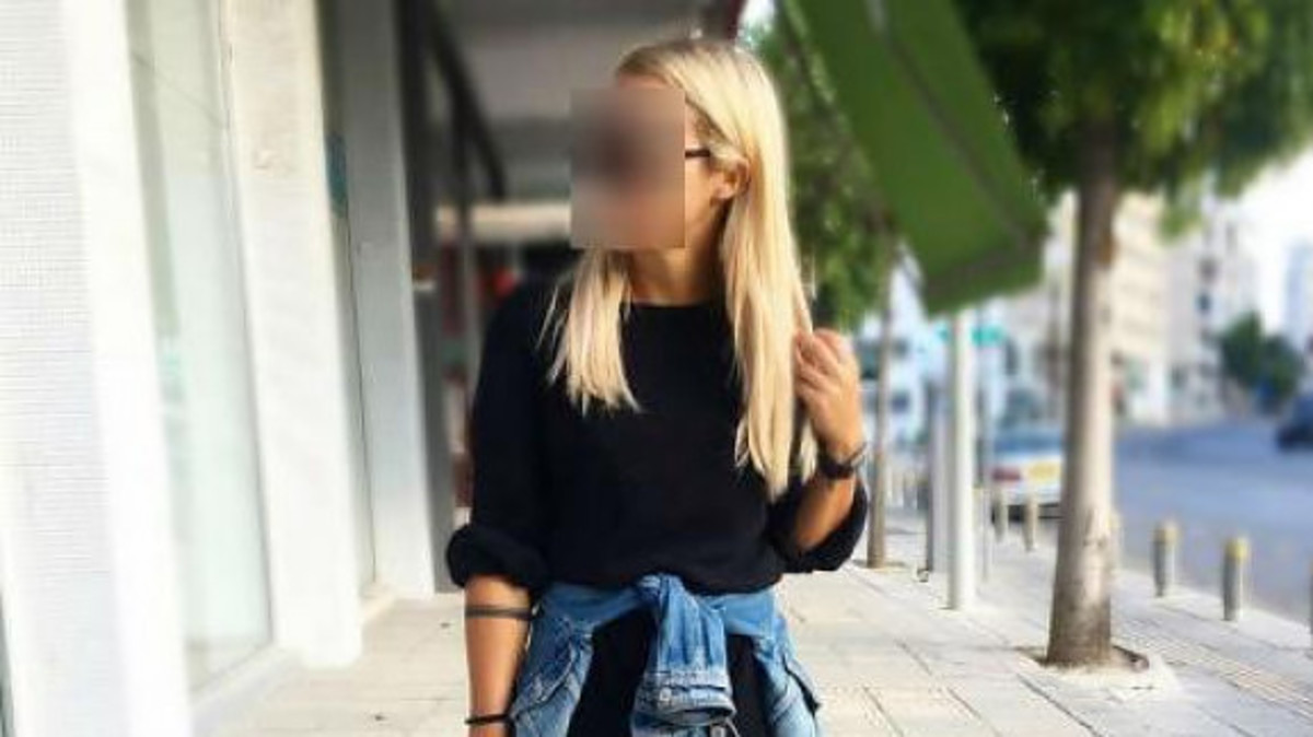 Νεαρή παρουσιάστρια «έφαγε» χυλοπίτα από τον Άκη Πετρετζίκη! [vid]