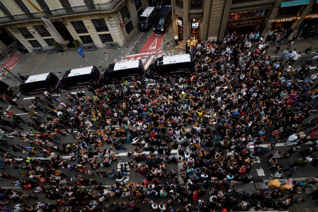 Χιλιάδες διαδηλωτές στους δρόμους της Καταλονίας κατά της βίας