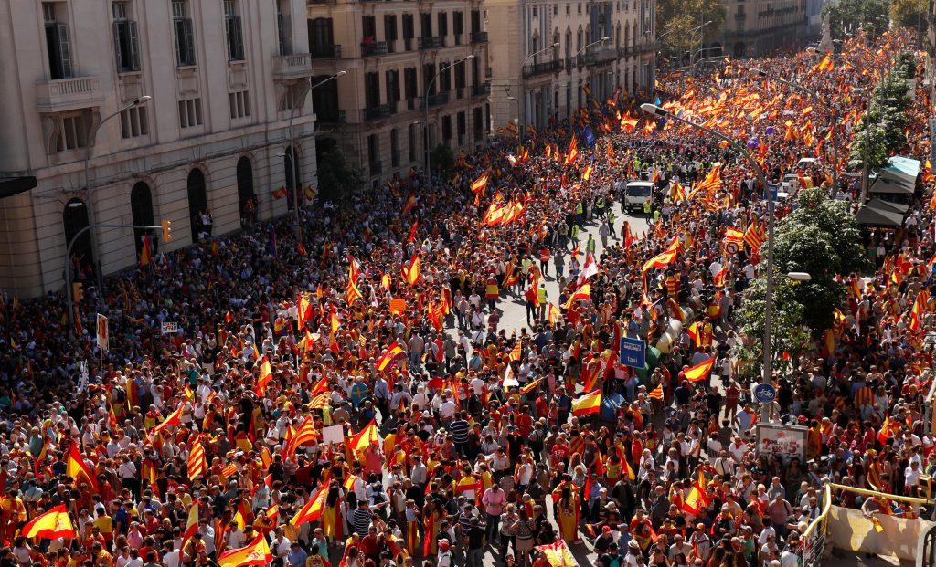 Χιλιάδες πολίτες διαδήλωσαν και σήμερα κατά της ανεξαρτησίας της Καταλονίας [pics, vid]