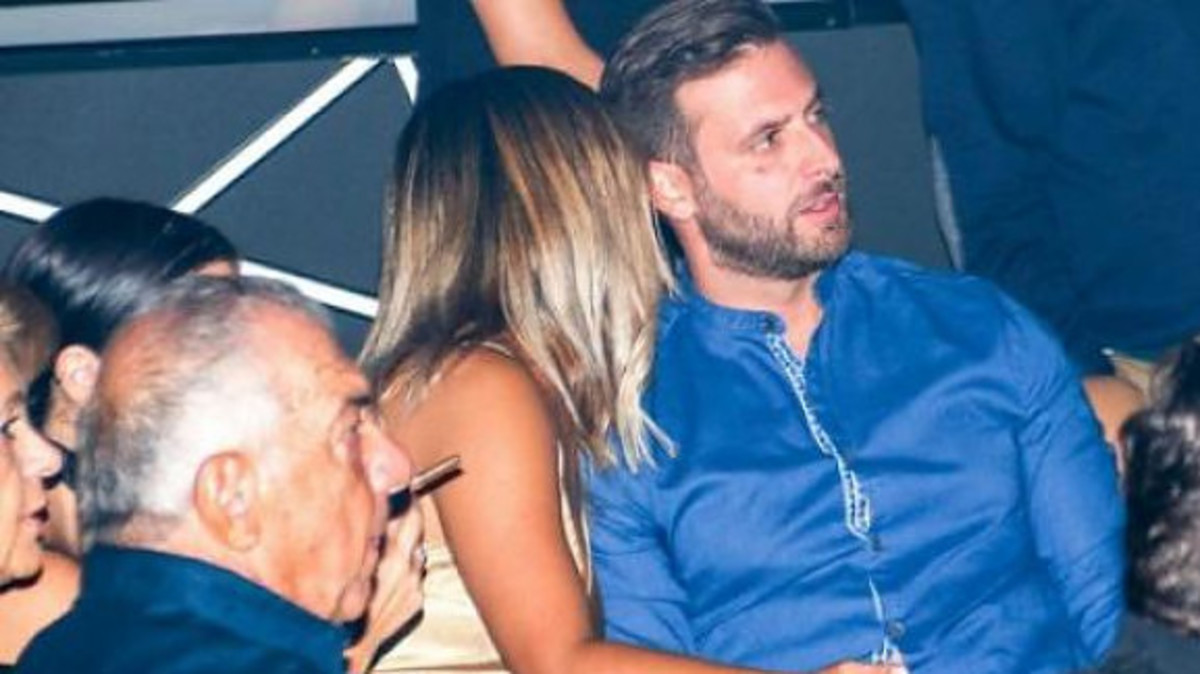 Πασίγνωστη τραγουδίστρια με γοητευτικό συνοδό σε νυχτερινή έξοδο [pics]
