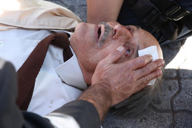 Εικόνες σοκ στην Ευελπίδων! ΜΑΤατζής «γκρέμισε» ηλικιωμένο από σκάλα! Κυνηγούσε αντιεξουσιαστή!
