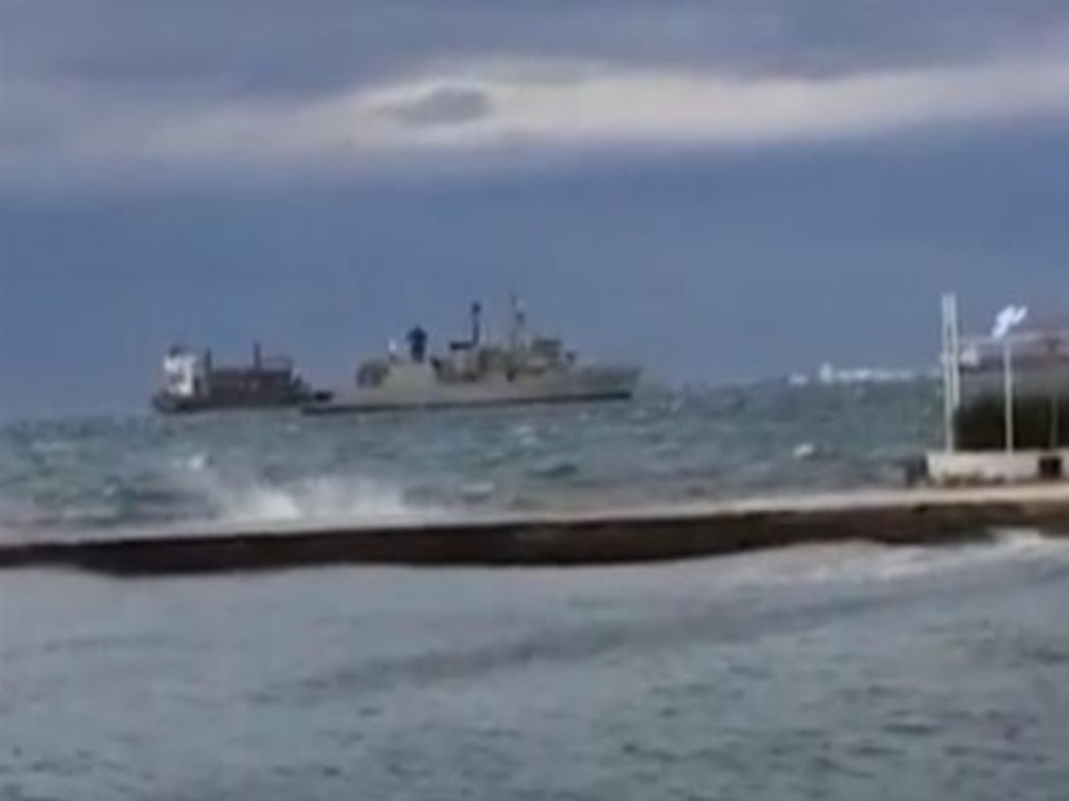 Παρέλαση 2017: Εντυπωσιάζει η φρεγάτα «Ναβαρίνον» στον φουρτουνιασμένο Θερμαϊκό