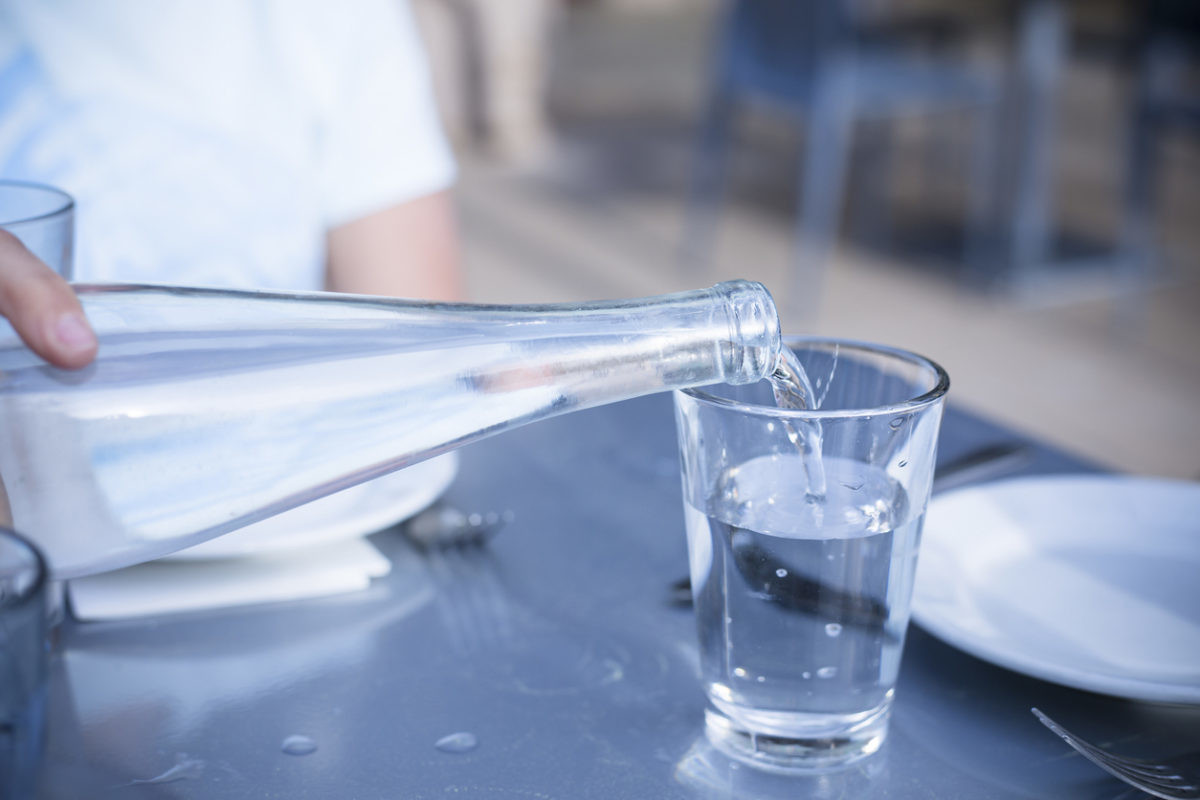 Με ποιον τρόπο το νερό πριν το γεύμα μπορεί να σας βοηθήσει στο αδυνάτισμα