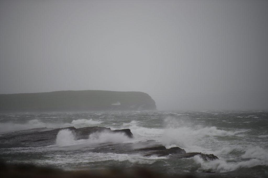 Σαρώνει την Ιρλανδία η καταιγίδα Οφηλία! Τουλάχιστον 3 νεκροί – Συγκλονιστικές εικόνες