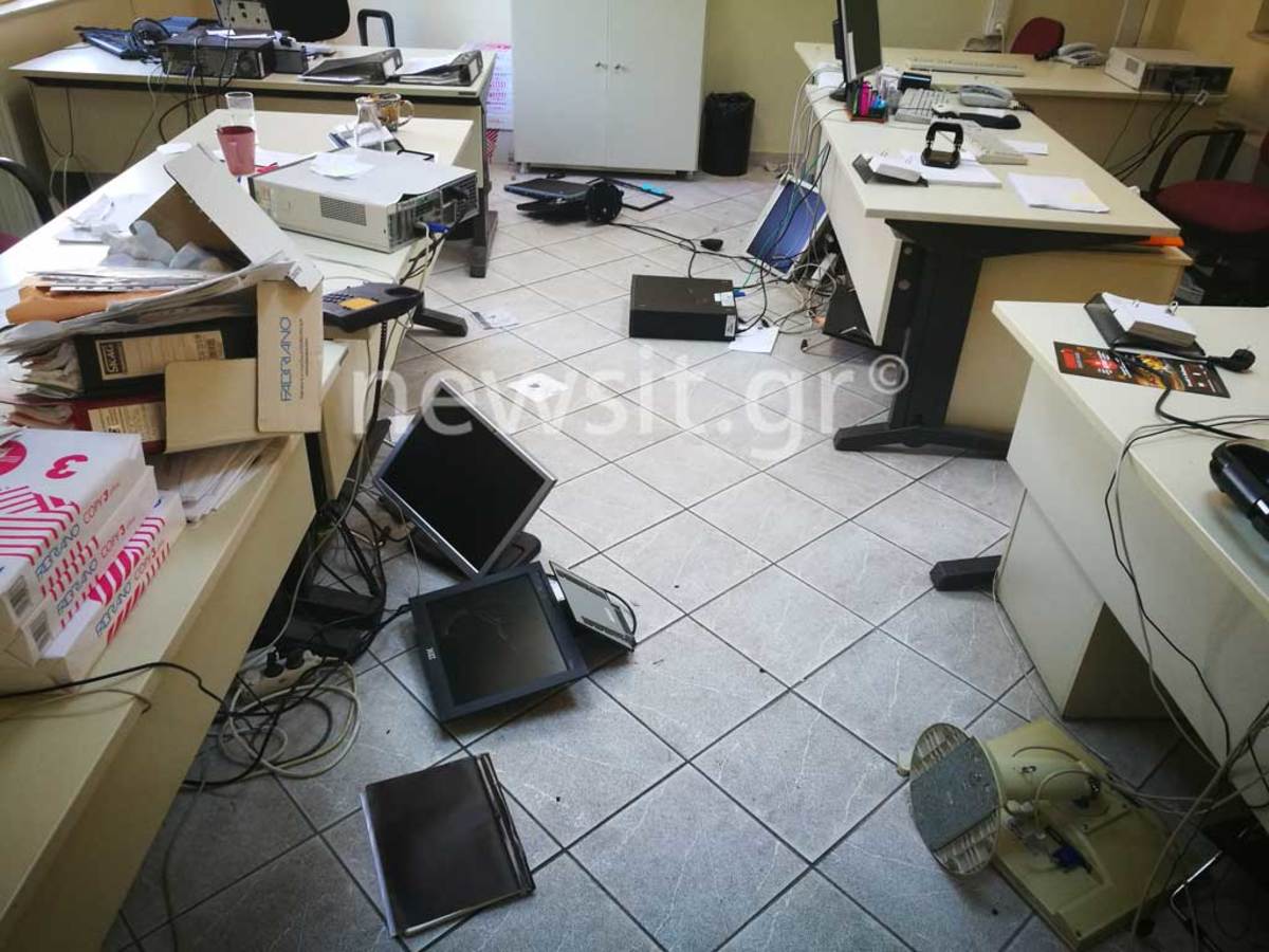 Εισβολή του Ρουβίκωνα στο ΚΕΑΟ – Τα έκαναν γυαλιά – καρφιά [pics]