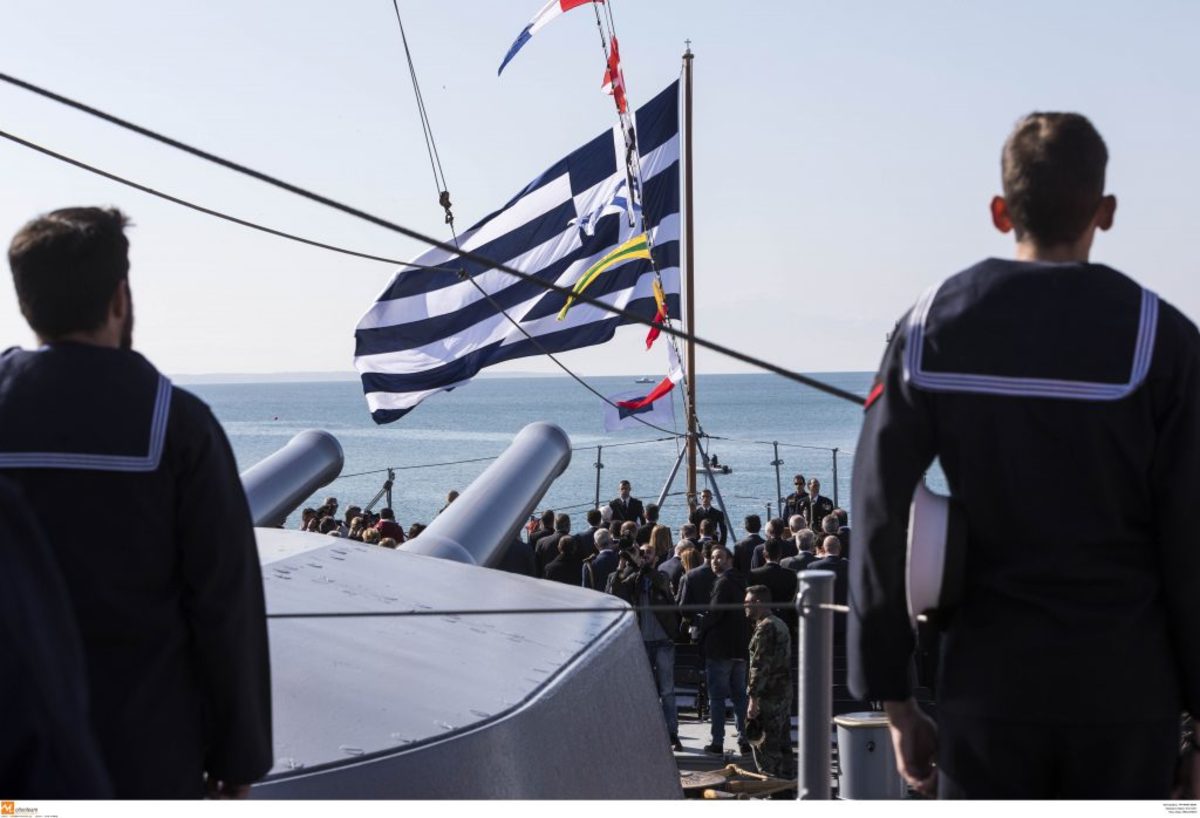 Τελετή παρασημοφόρησης της πολεμικής σημαίας του θωρηκτού «Αβέρωφ» – Εντυπωσιακή επίδειξη του Πολεμικού Ναυτικού [pics]