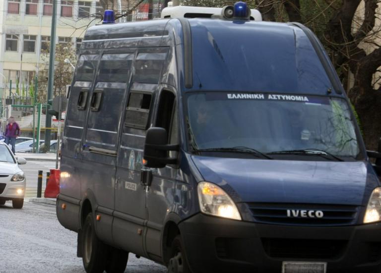 Θεσσαλονίκη: Λαμπάδιασε εν κινήσει αστυνομική κλούβα με τρεις κρατούμενους μέσα!