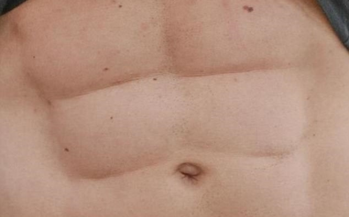 Αποκαλύφθηκαν οι ψεύτικοι κοιλιακοί του!