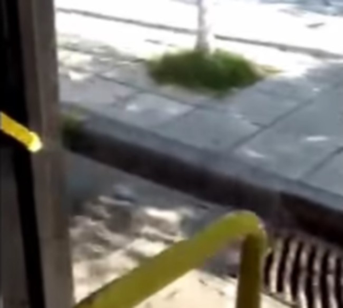 Θεσσαλονίκη: Αυτό είναι το πιο… δροσερό λεωφορείο – Οι πόρτες σταμάτησαν να κλείνουν [vids]