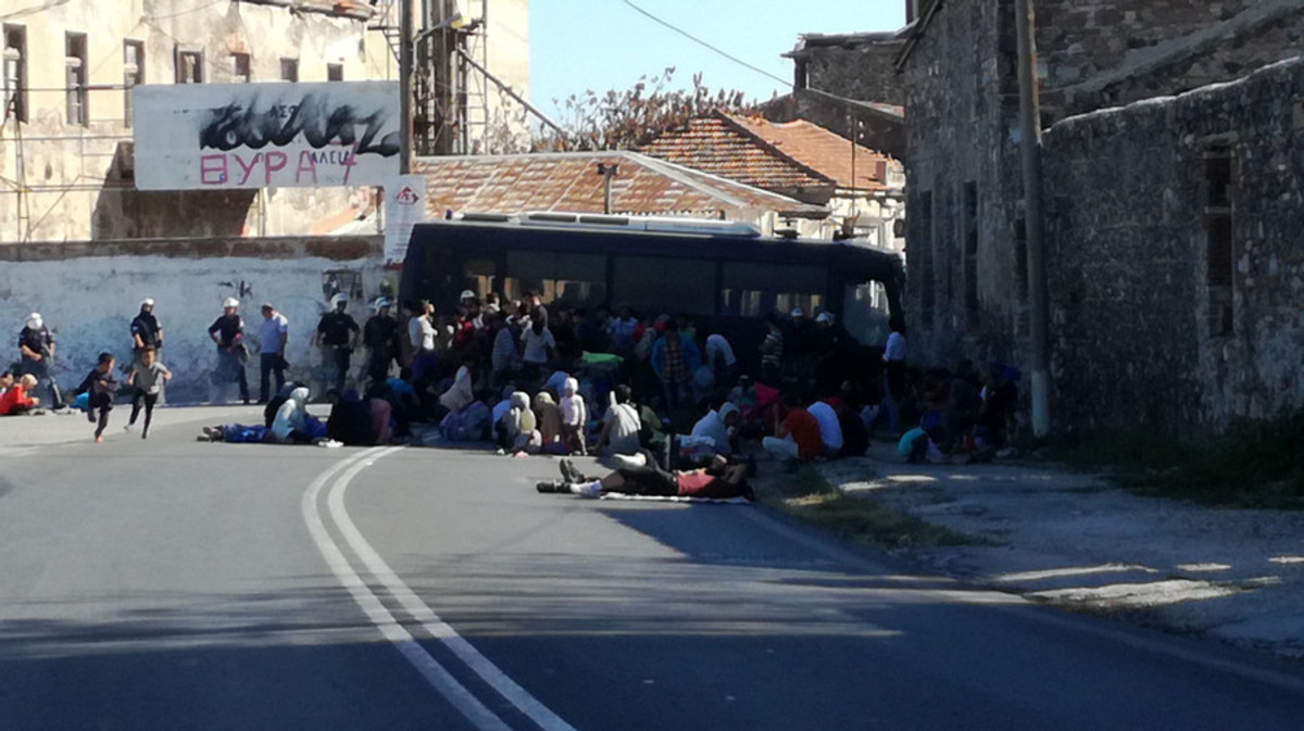 Μυτιλήνη: Στο δρόμο οι πρόσφυγες διαμαρτυρόμενοι για τον καταυλισμό της Μόριας