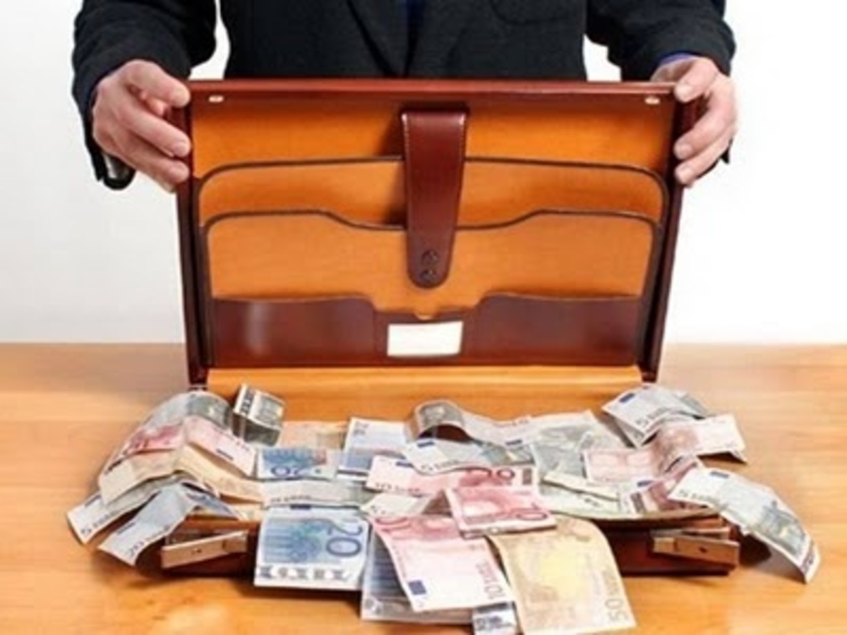 Βόλος: Η βαλίτσα με τα 22.000 ευρώ και ο φόβος για τις τράπεζες - Η κλοπή και οι απίθανες εξηγήσεις!