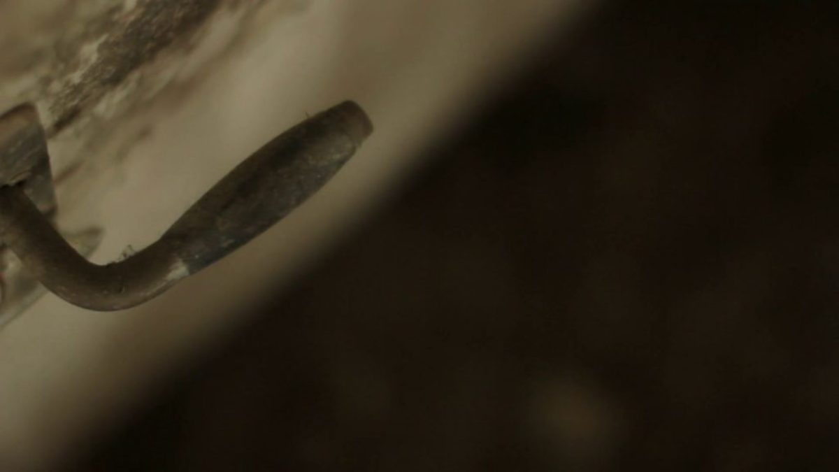 Κορυφαία ηθοποιός κλειδώθηκε για δύο ώρες στην τουαλέτα του θεάτρου! Την έβλεπαν από τις πολυκατοικίες και…